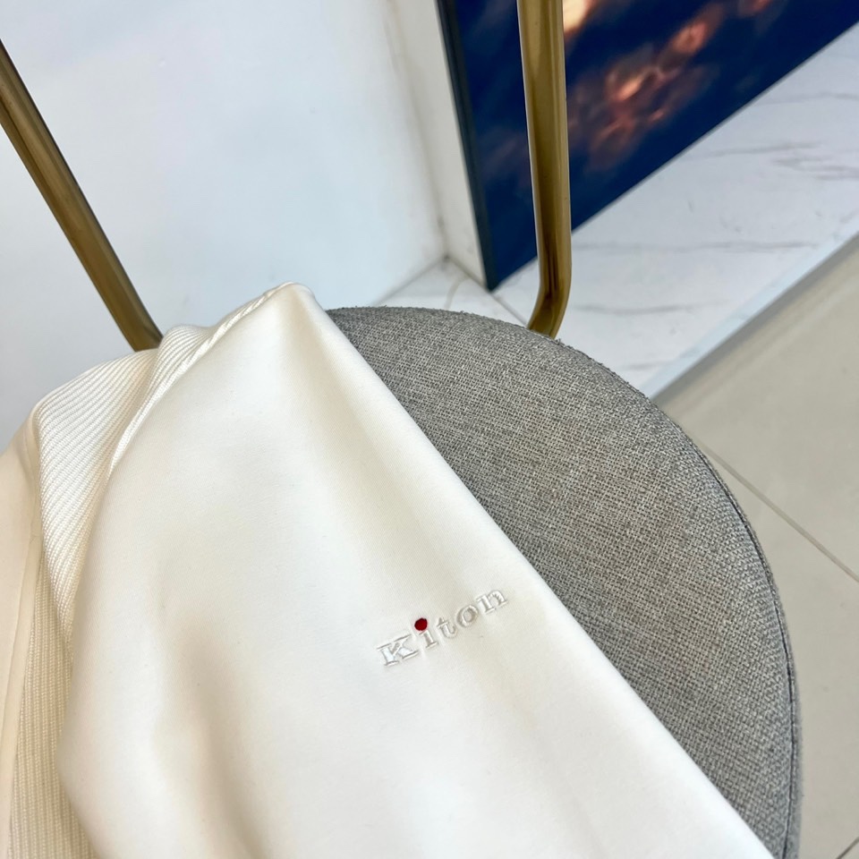 Kiton-2025秋冬新品半高领上衣，以创新拼接设计诠释意式优雅美学。采用半高领设计搭配金属拉链开合，