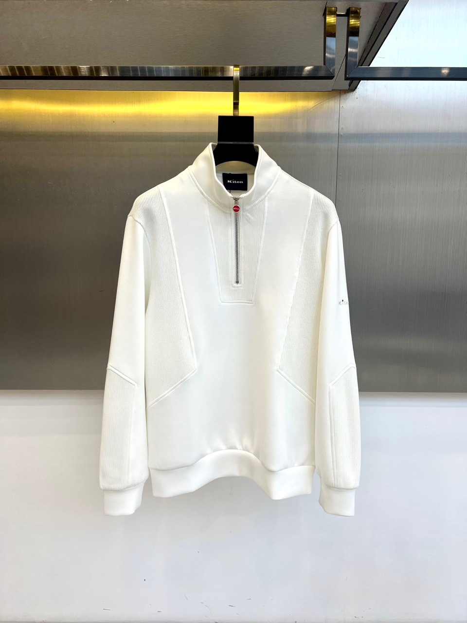 Kiton-2025秋冬新品半高领上衣，以创新拼接设计诠释意式优雅美学。采用半高领设计搭配金属拉链开合，