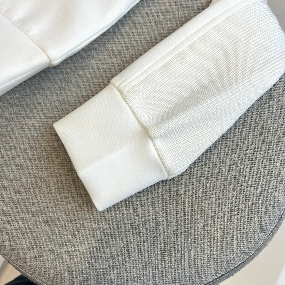 Kiton-2025秋冬新品半高领上衣，以创新拼接设计诠释意式优雅美学。采用半高领设计搭配金属拉链开合，