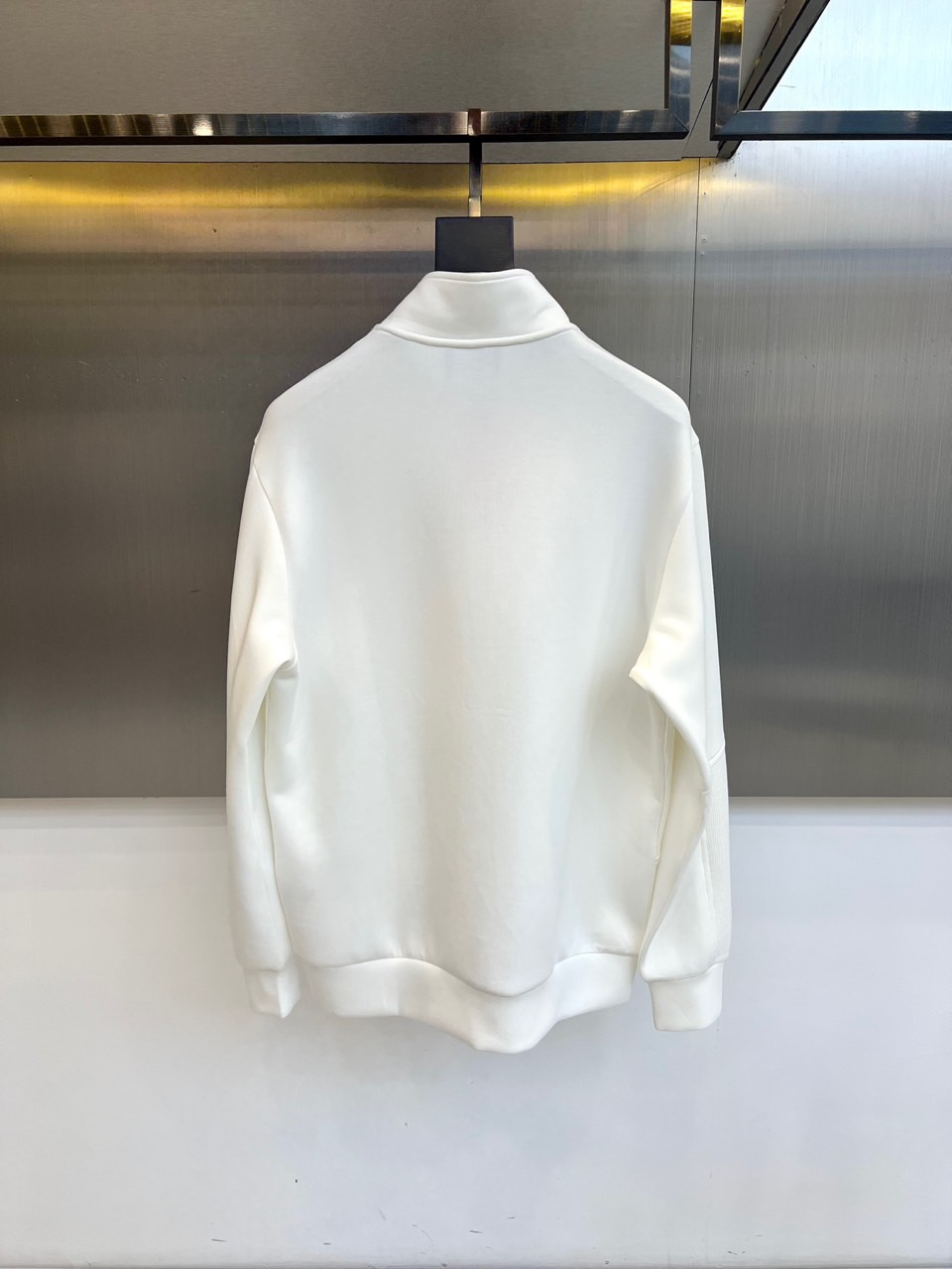 Kiton-2025秋冬新品半高领上衣，以创新拼接设计诠释意式优雅美学。采用半高领设计搭配金属拉链开合，