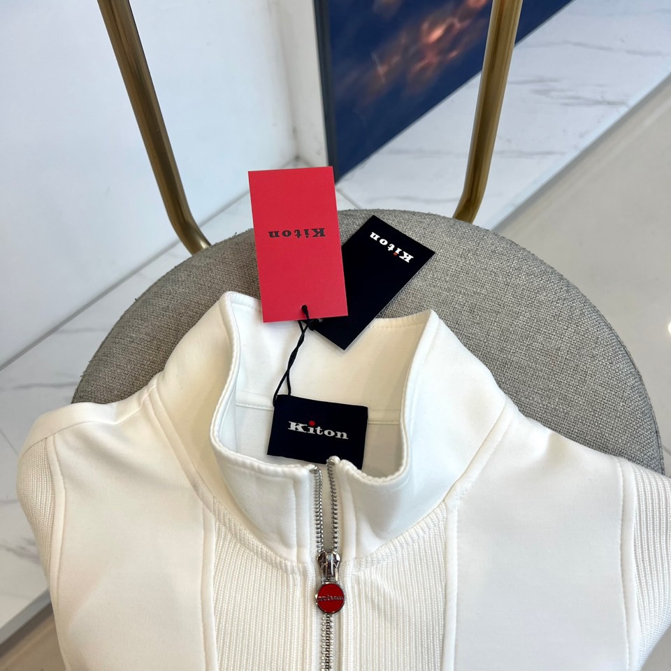 Kiton-2025秋冬新品半高领上衣，以创新拼接设计诠释意式优雅美学。采用半高领设计搭配金属拉链开合，