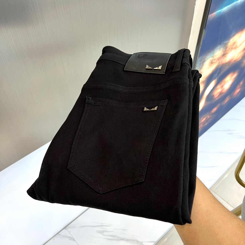 Fend芬迪、2025秋冬新品黑色牛仔裤，以极致纯黑诠释当代暗黑美学。后腰处装饰品牌标志性深色皮革标签，
