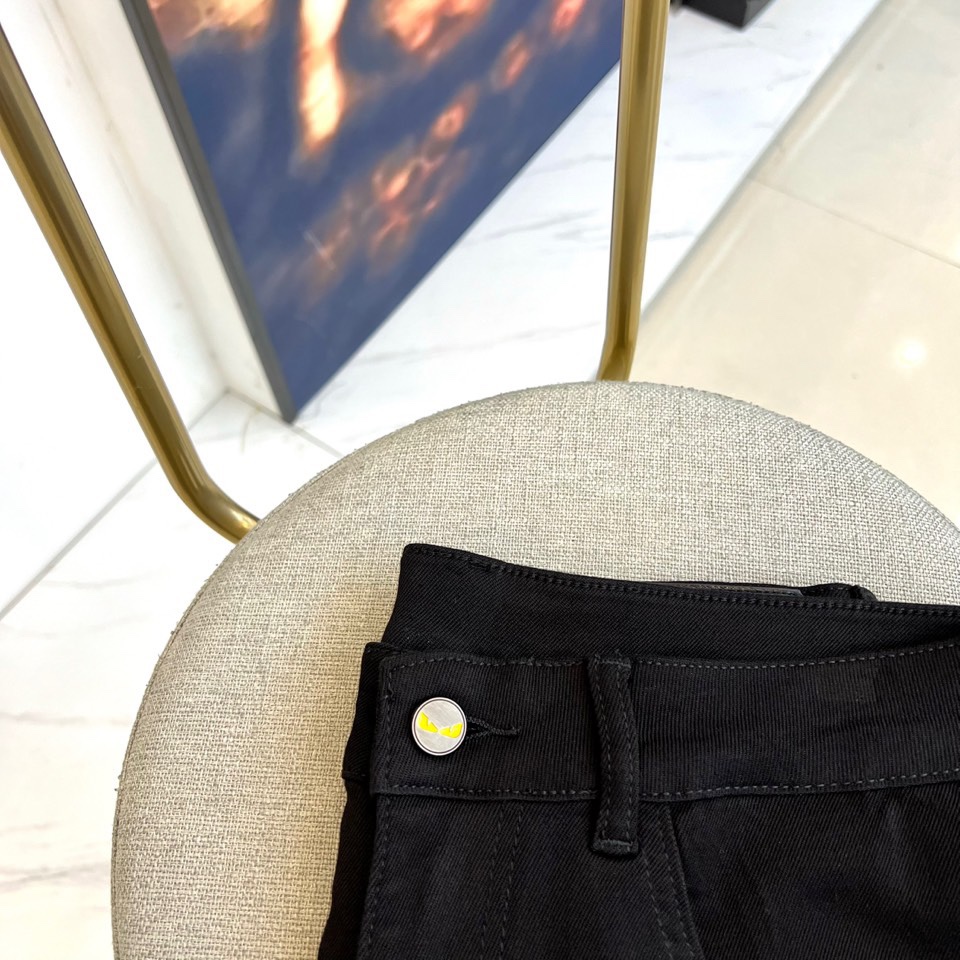 Fend芬迪、2025秋冬新品黑色牛仔裤，以极致纯黑诠释当代暗黑美学。后腰处装饰品牌标志性深色皮革标签，