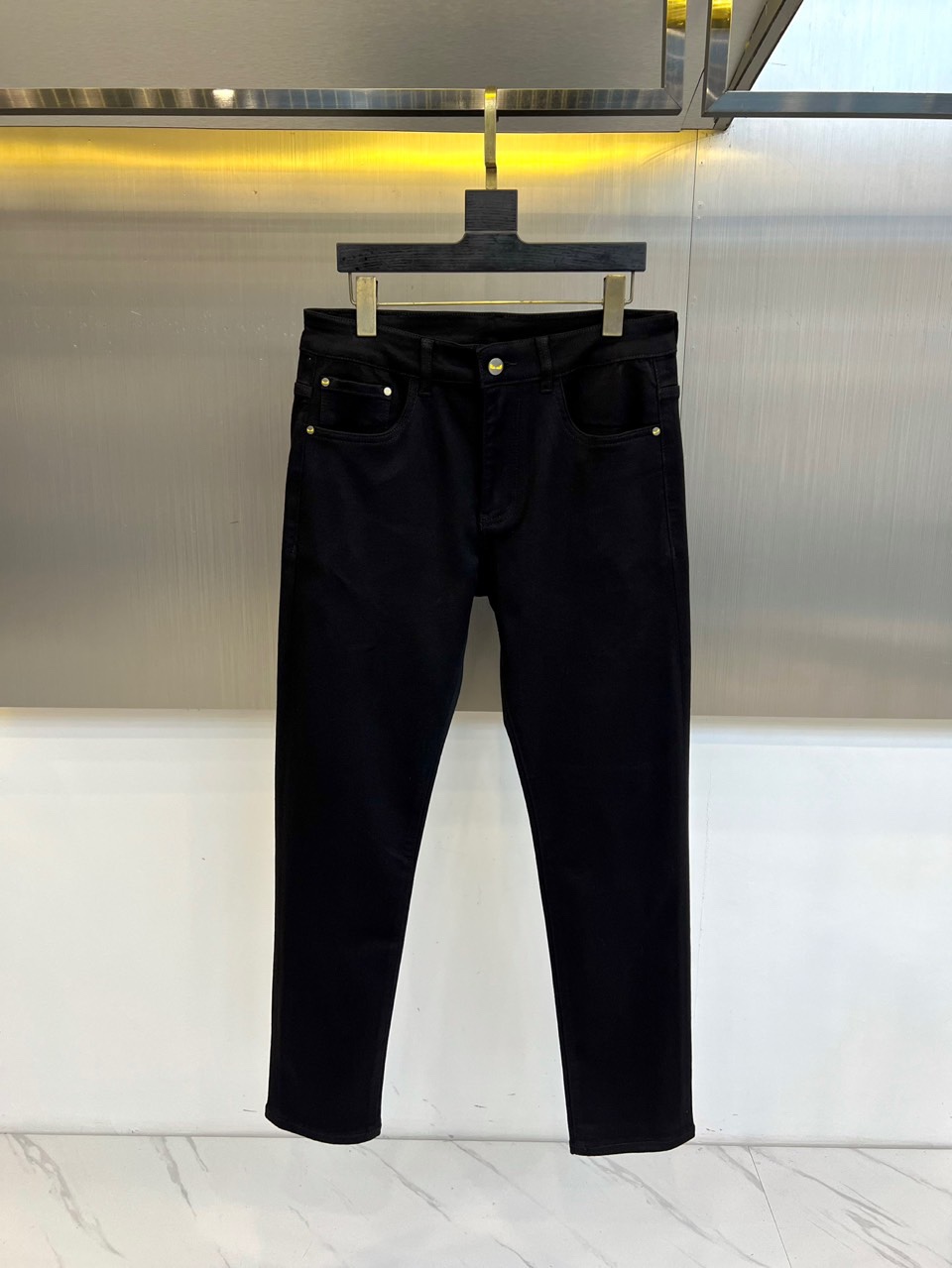 Fend芬迪、2025秋冬新品黑色牛仔裤，以极致纯黑诠释当代暗黑美学。后腰处装饰品牌标志性深色皮革标签，