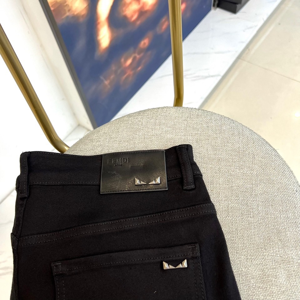 Fend芬迪、2025秋冬新品黑色牛仔裤，以极致纯黑诠释当代暗黑美学。后腰处装饰品牌标志性深色皮革标签，