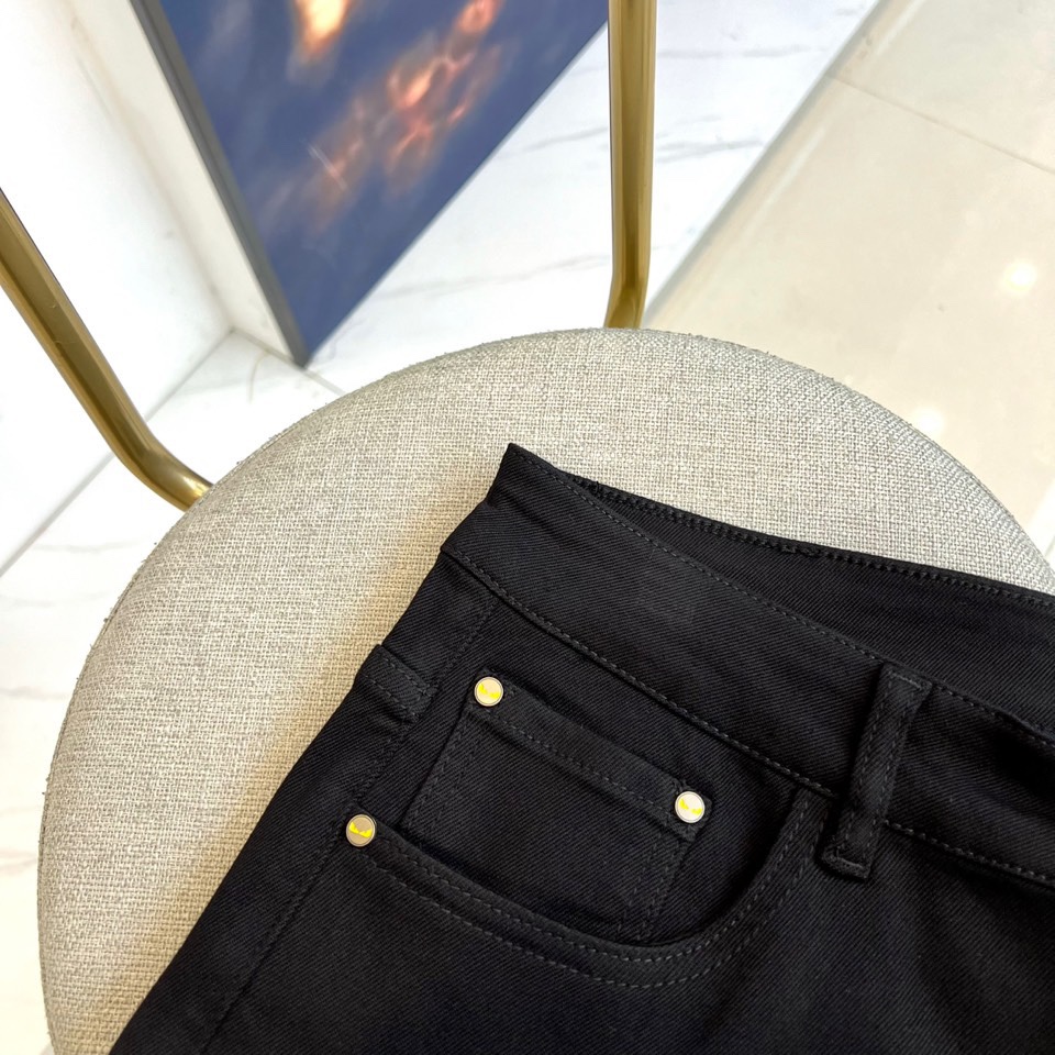 Fend芬迪、2025秋冬新品黑色牛仔裤，以极致纯黑诠释当代暗黑美学。后腰处装饰品牌标志性深色皮革标签，