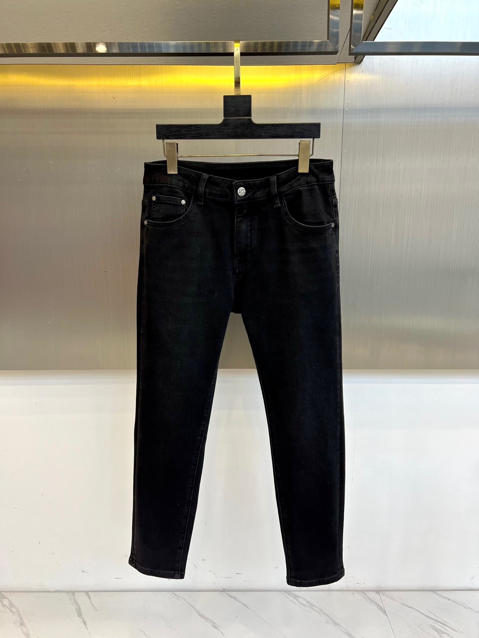 Bur巴宝莉、2025秋冬新品钢印战马牛仔裤。BBR以传奇战马图腾撕裂黑色沉寂！2025秋冬新款男士牛仔