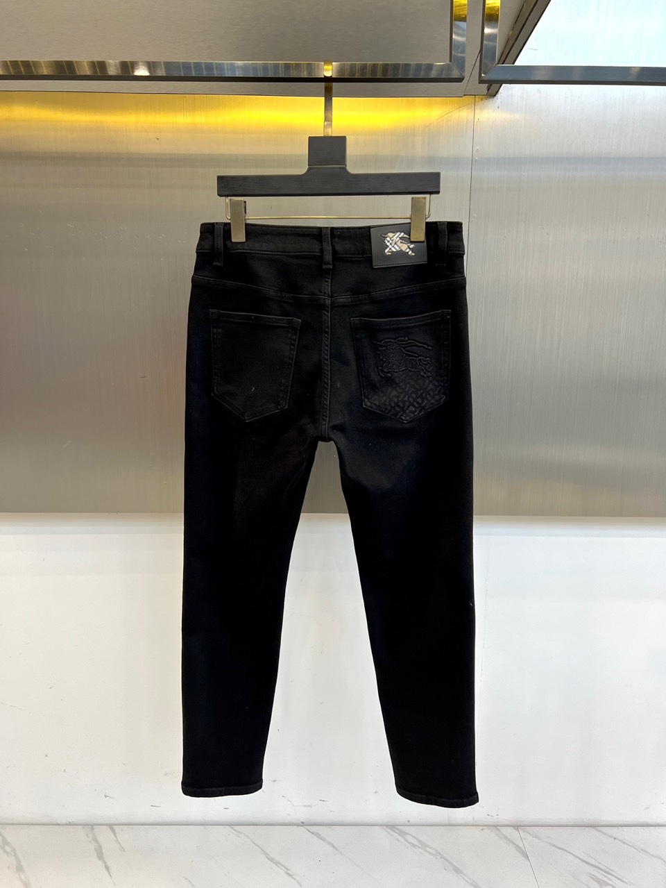 Bur巴宝莉、2025秋冬新品钢印战马牛仔裤。BBR以传奇战马图腾撕裂黑色沉寂！2025秋冬新款男士牛仔