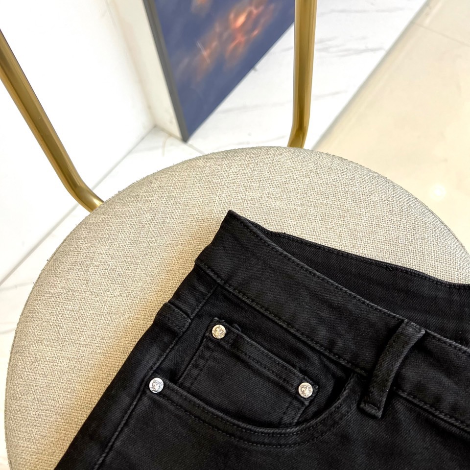 Bur巴宝莉、2025秋冬新品钢印战马牛仔裤。BBR以传奇战马图腾撕裂黑色沉寂！2025秋冬新款男士牛仔