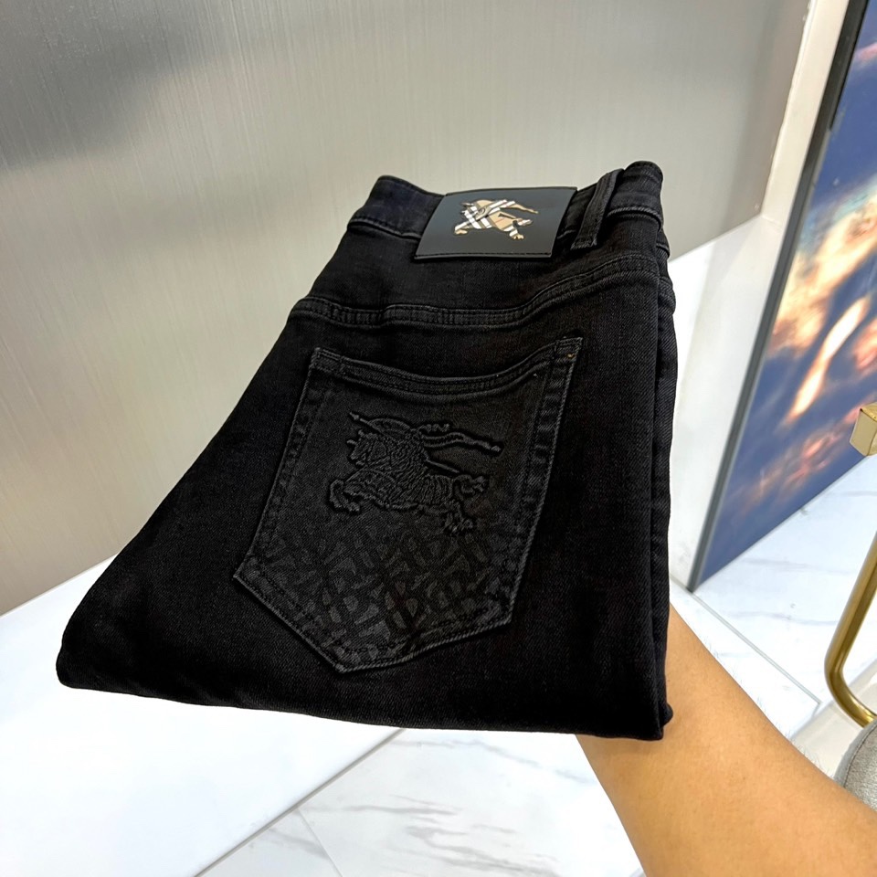 Bur巴宝莉、2025秋冬新品钢印战马牛仔裤。BBR以传奇战马图腾撕裂黑色沉寂！2025秋冬新款男士牛仔