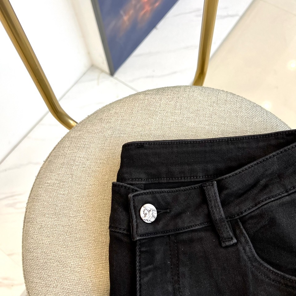 Bur巴宝莉、2025秋冬新品钢印战马牛仔裤。BBR以传奇战马图腾撕裂黑色沉寂！2025秋冬新款男士牛仔