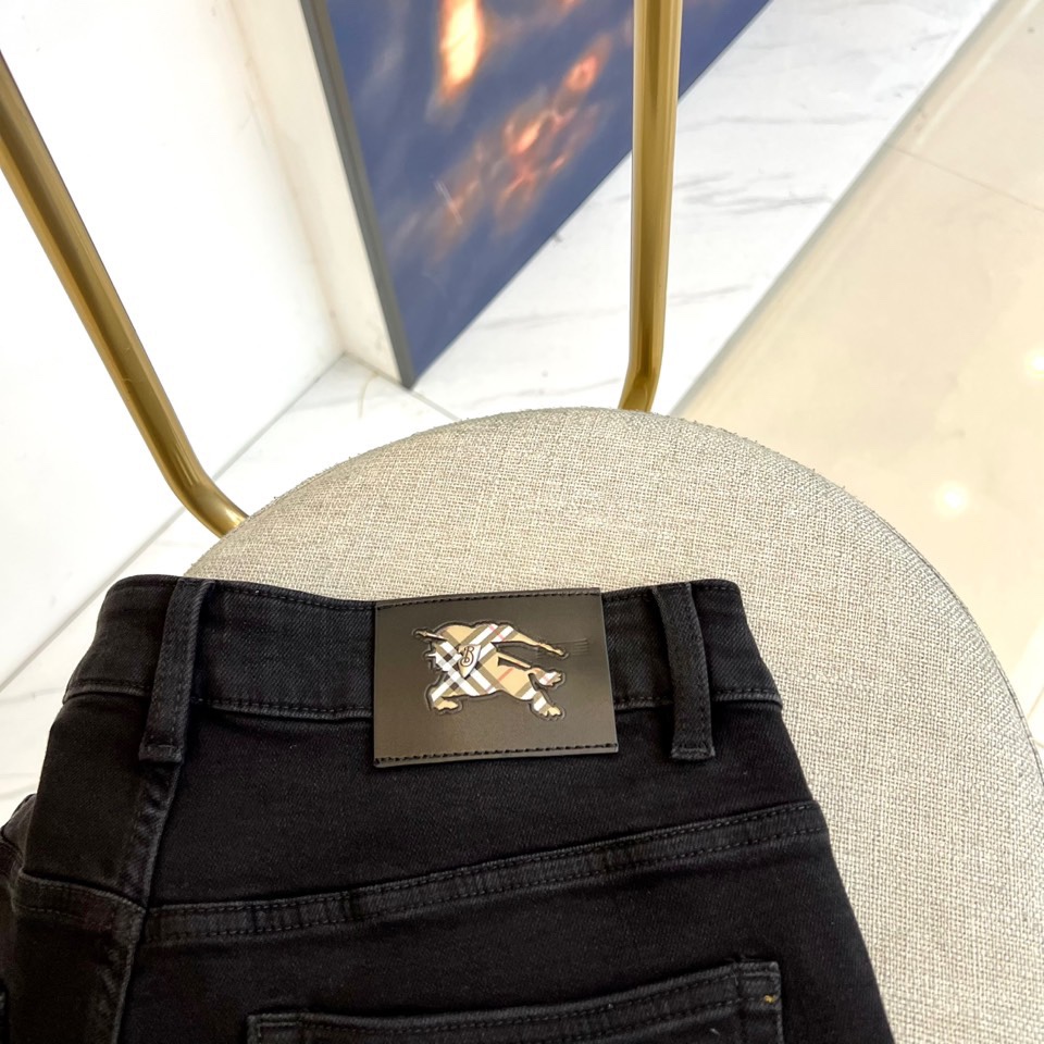 Bur巴宝莉、2025秋冬新品钢印战马牛仔裤。BBR以传奇战马图腾撕裂黑色沉寂！2025秋冬新款男士牛仔