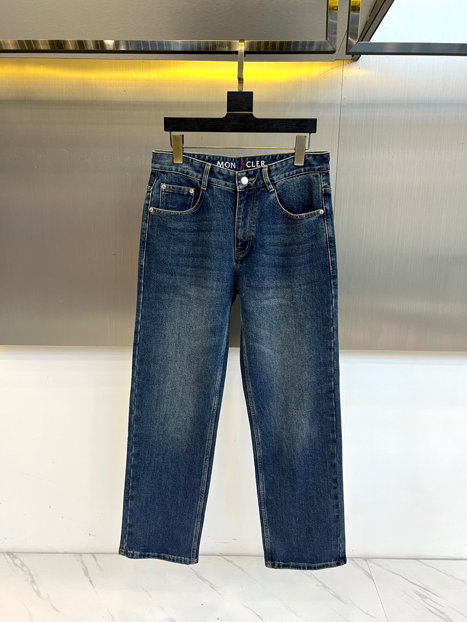 Mon蒙口、2025秋冬新品男士牛仔裤，以深蓝色水洗丹宁面料诠释奢华休闲美学。采用经典五袋式设计，裤腰饰