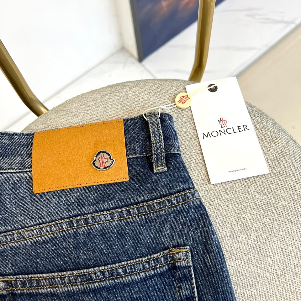 Mon蒙口、2025秋冬新品男士牛仔裤，以深蓝色水洗丹宁面料诠释奢华休闲美学。采用经典五袋式设计，裤腰饰