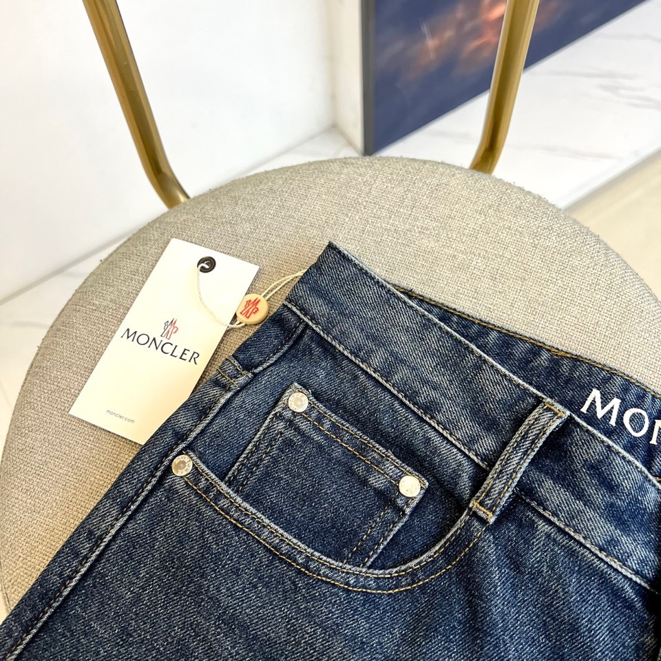 Mon蒙口、2025秋冬新品男士牛仔裤，以深蓝色水洗丹宁面料诠释奢华休闲美学。采用经典五袋式设计，裤腰饰