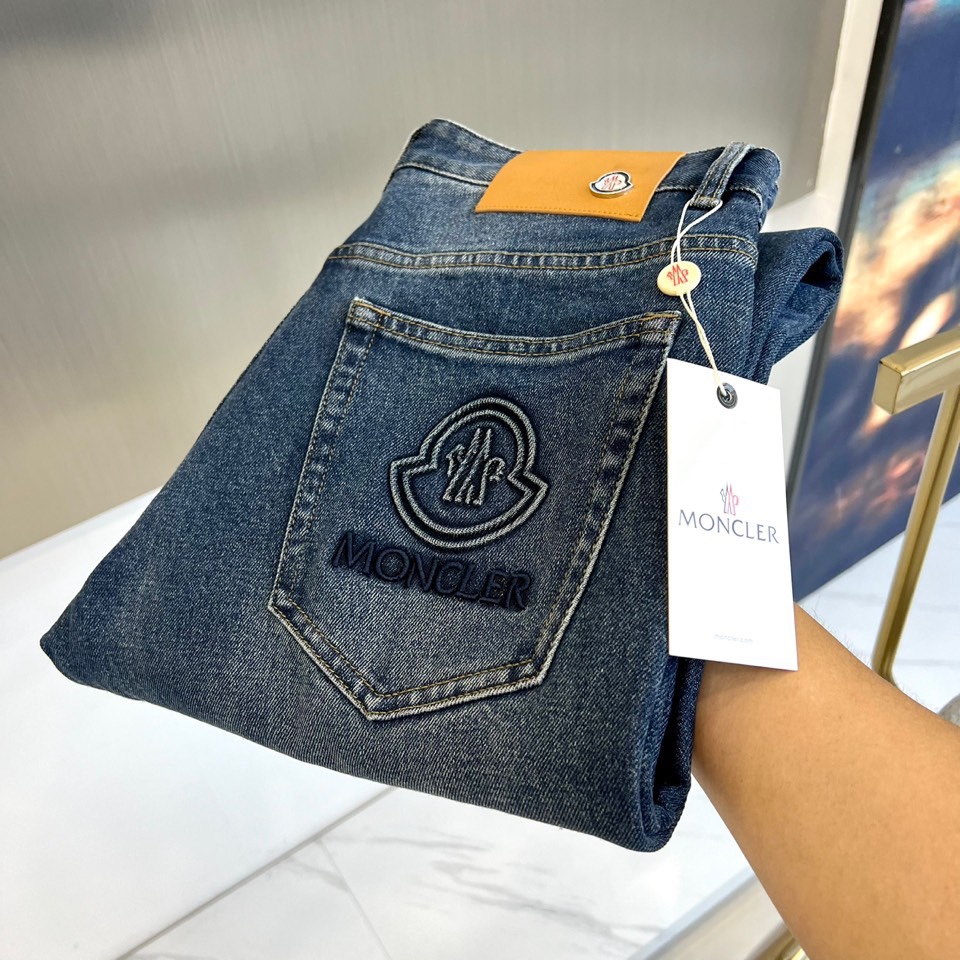 Mon蒙口、2025秋冬新品男士牛仔裤，以深蓝色水洗丹宁面料诠释奢华休闲美学。采用经典五袋式设计，裤腰饰