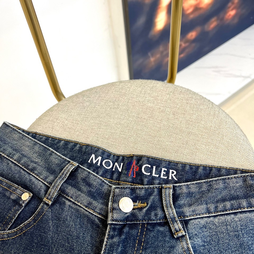 Mon蒙口、2025秋冬新品男士牛仔裤，以深蓝色水洗丹宁面料诠释奢华休闲美学。采用经典五袋式设计，裤腰饰