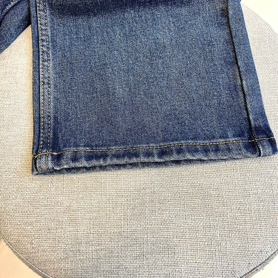 Mon蒙口、2025秋冬新品男士牛仔裤，以深蓝色水洗丹宁面料诠释奢华休闲美学。采用经典五袋式设计，裤腰饰