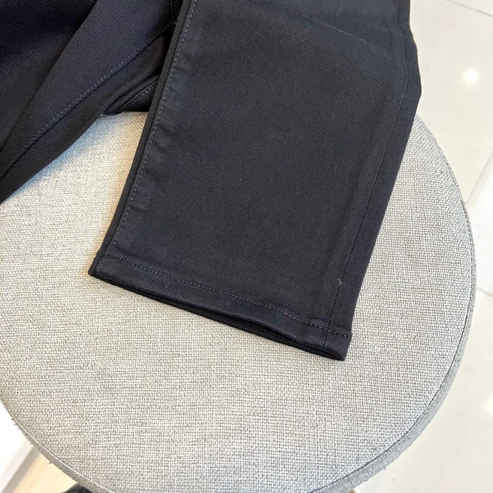 Fend芬迪、2025秋冬新品黑色牛仔裤，以极致纯黑诠释当代暗黑美学。后腰处装饰品牌标志性深色皮革标签，