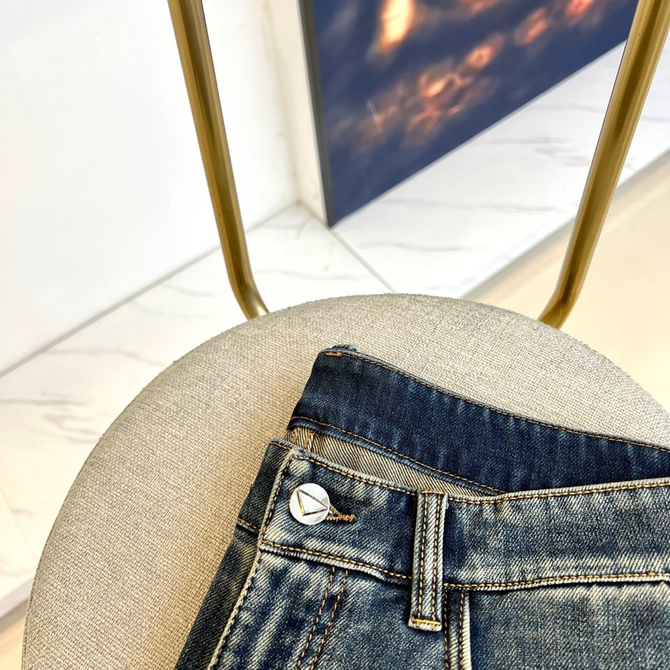 PRADA普拉、2025秋冬新品深蓝色牛仔裤，采用水洗工艺打造自然磨损与褪色效果，呈现复古质感。宽松版型