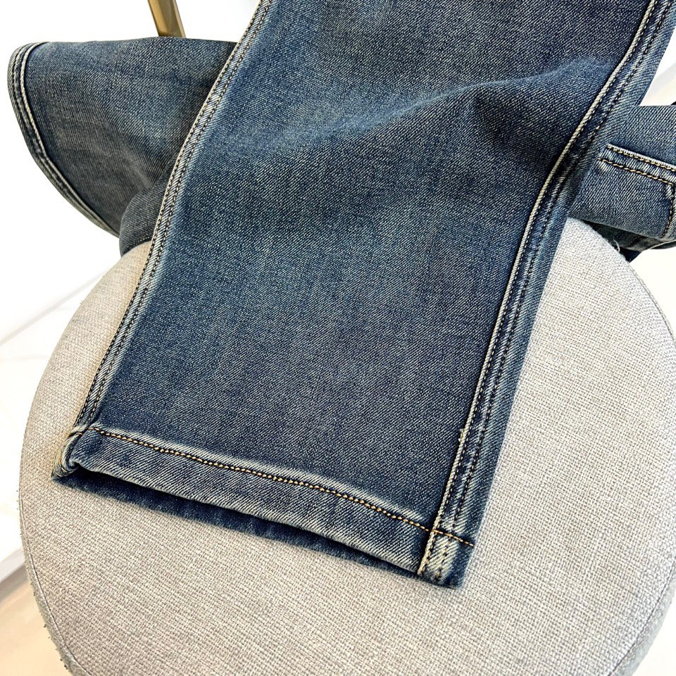 PRADA普拉、2025秋冬新品深蓝色牛仔裤，采用水洗工艺打造自然磨损与褪色效果，呈现复古质感。宽松版型