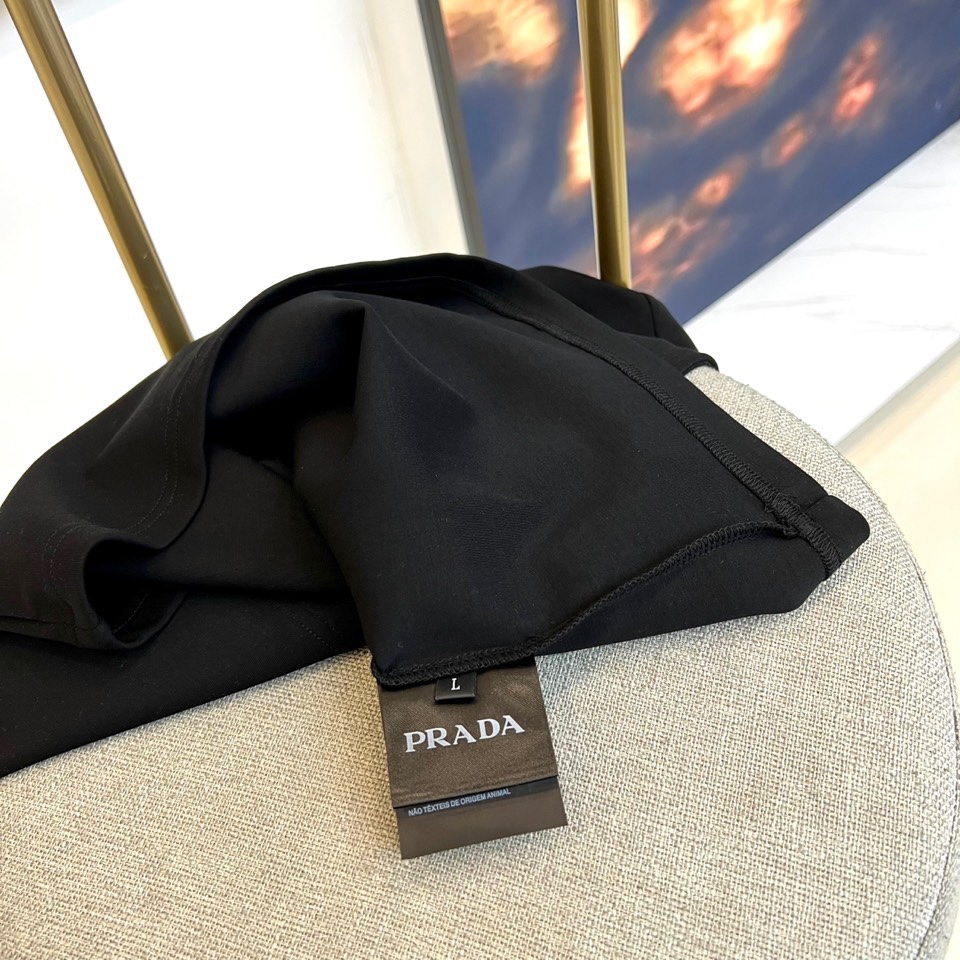 Prad普拉、25s秋冬最新款圆领打底套头卫衣打底，面料采用双面高支兰精莫代尔空气层，入手便知非常柔软，