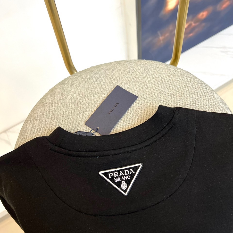 Prad普拉、25s秋冬最新款圆领打底套头卫衣打底，面料采用双面高支兰精莫代尔空气层，入手便知非常柔软，