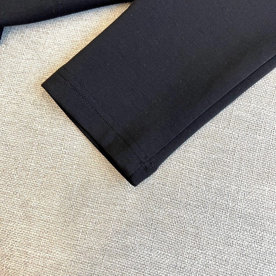 Prad普拉、25s秋冬最新款圆领打底套头卫衣打底，面料采用双面高支兰精莫代尔空气层，入手便知非常柔软，