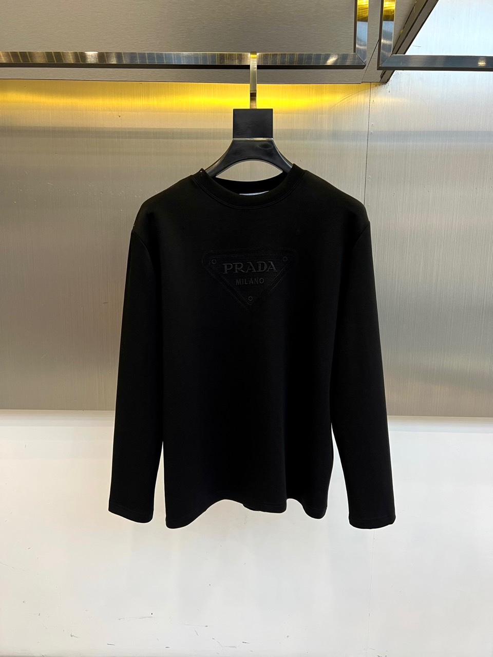 Prad普拉、25s秋冬最新款圆领打底套头卫衣打底，面料采用双面高支兰精莫代尔空气层，入手便知非常柔软，