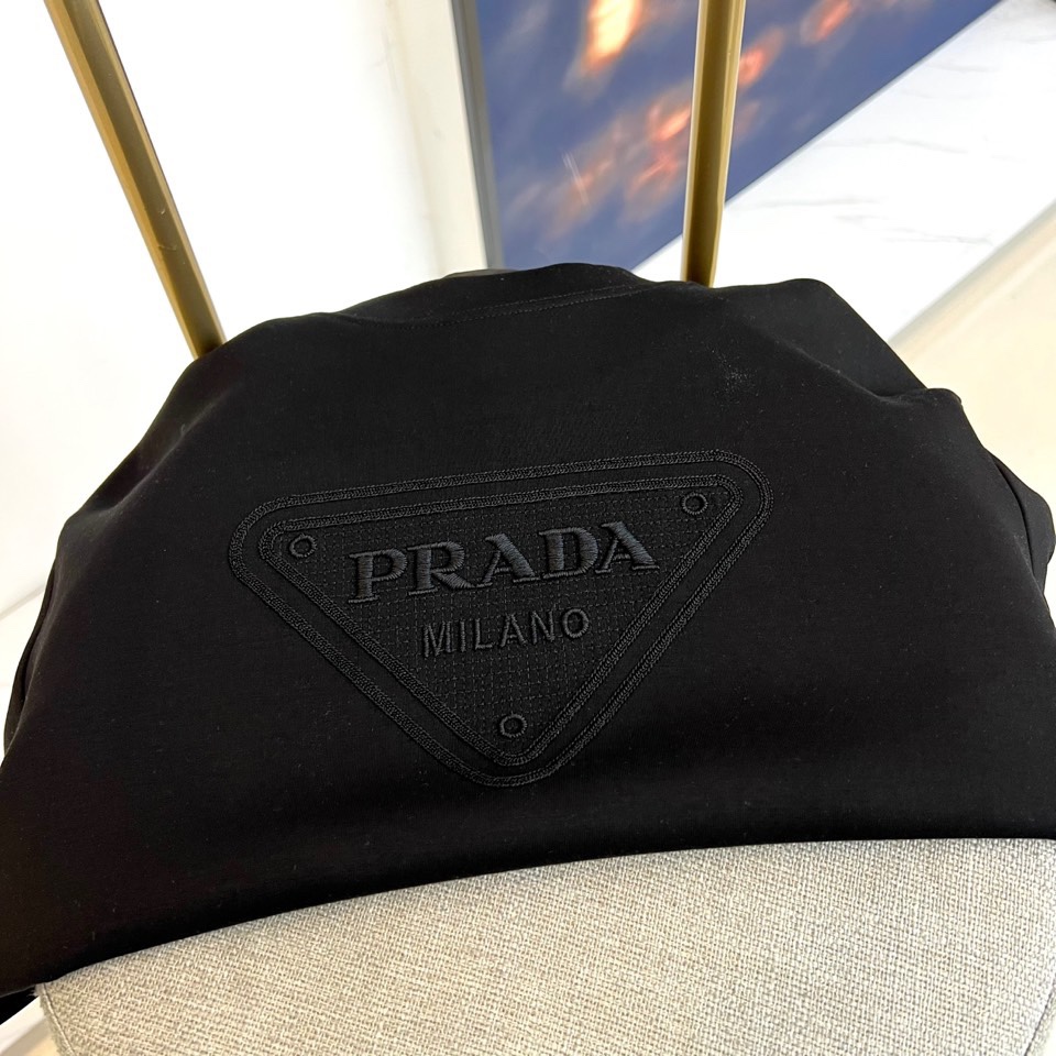 Prad普拉、25s秋冬最新款圆领打底套头卫衣打底，面料采用双面高支兰精莫代尔空气层，入手便知非常柔软，