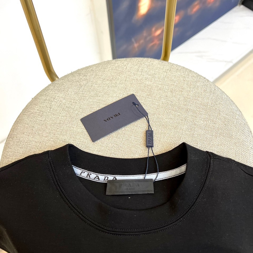 Prad普拉、25s秋冬最新款圆领打底套头卫衣打底，面料采用双面高支兰精莫代尔空气层，入手便知非常柔软，