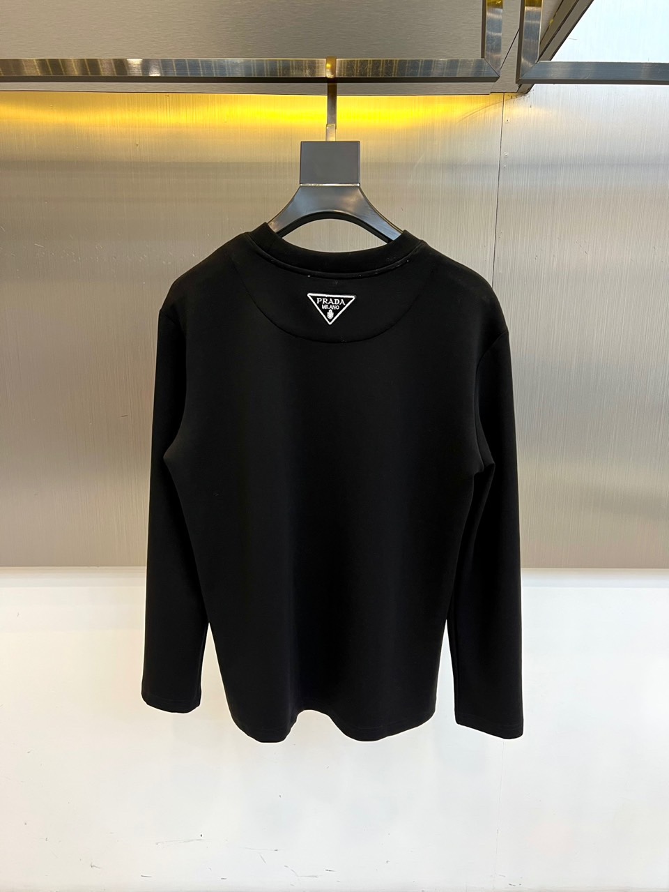 Prad普拉、25s秋冬最新款圆领打底套头卫衣打底，面料采用双面高支兰精莫代尔空气层，入手便知非常柔软，