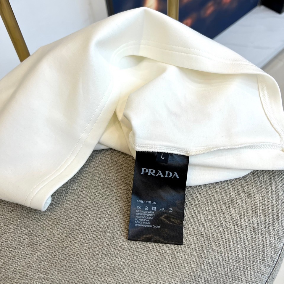 Prad普拉、25s秋冬最新款圆领打底套头卫衣打底，面料采用双面高支兰精莫代尔空气层，入手便知非常柔软，