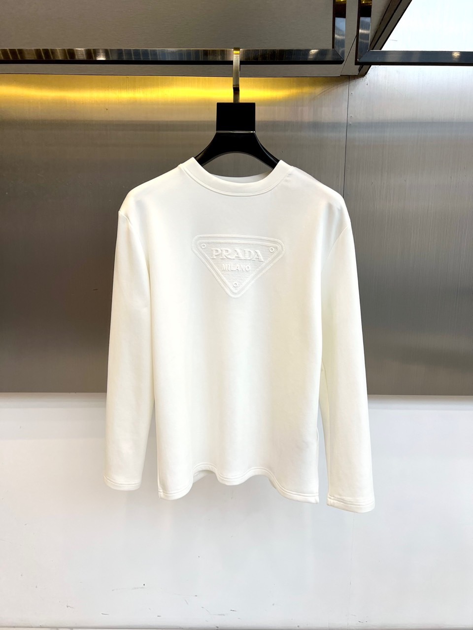 Prad普拉、25s秋冬最新款圆领打底套头卫衣打底，面料采用双面高支兰精莫代尔空气层，入手便知非常柔软，