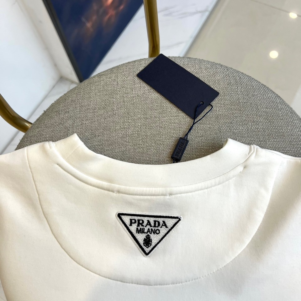 Prad普拉、25s秋冬最新款圆领打底套头卫衣打底，面料采用双面高支兰精莫代尔空气层，入手便知非常柔软，