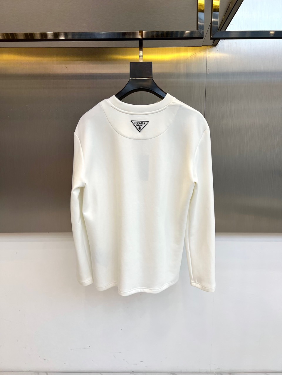 Prad普拉、25s秋冬最新款圆领打底套头卫衣打底，面料采用双面高支兰精莫代尔空气层，入手便知非常柔软，