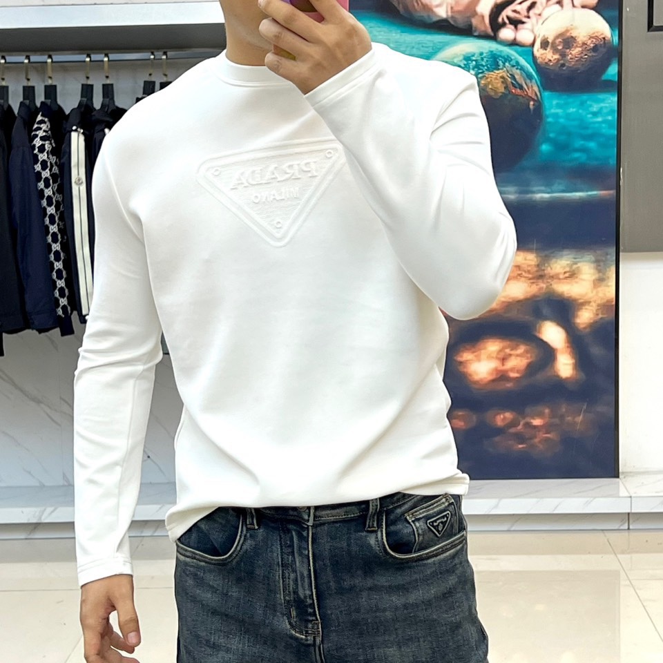 Prad普拉、25s秋冬最新款圆领打底套头卫衣打底，面料采用双面高支兰精莫代尔空气层，入手便知非常柔软，