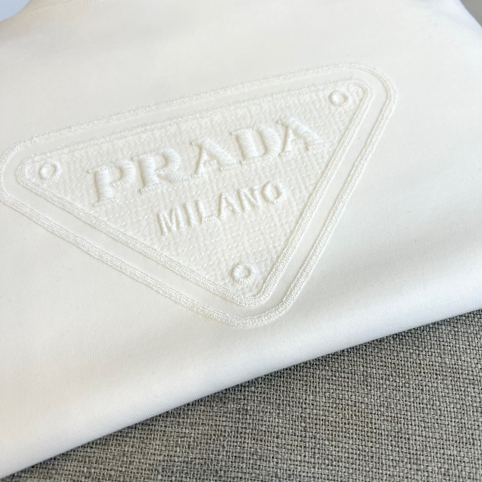 Prad普拉、25s秋冬最新款圆领打底套头卫衣打底，面料采用双面高支兰精莫代尔空气层，入手便知非常柔软，