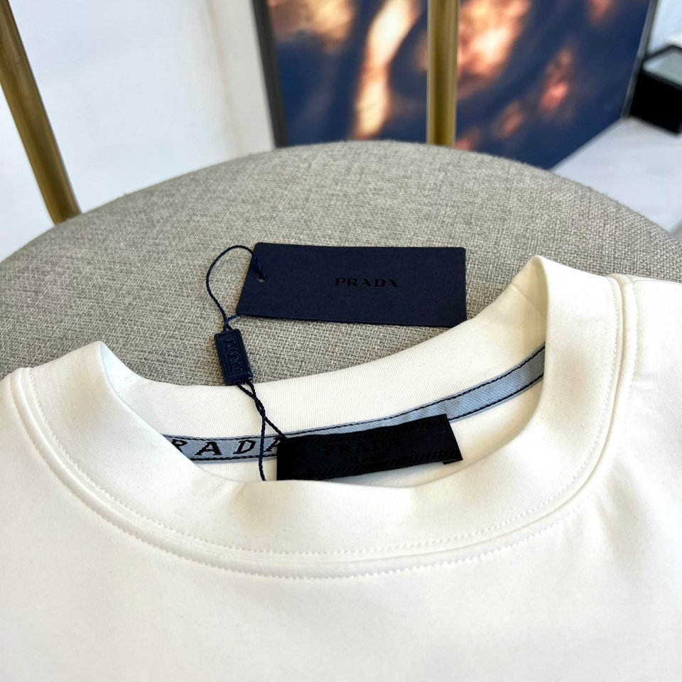 Prad普拉、25s秋冬最新款圆领打底套头卫衣打底，面料采用双面高支兰精莫代尔空气层，入手便知非常柔软，