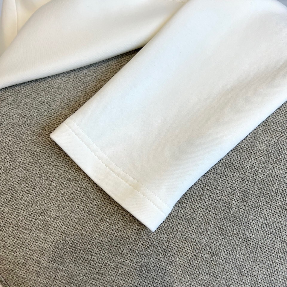 Prad普拉、25s秋冬最新款圆领打底套头卫衣打底，面料采用双面高支兰精莫代尔空气层，入手便知非常柔软，