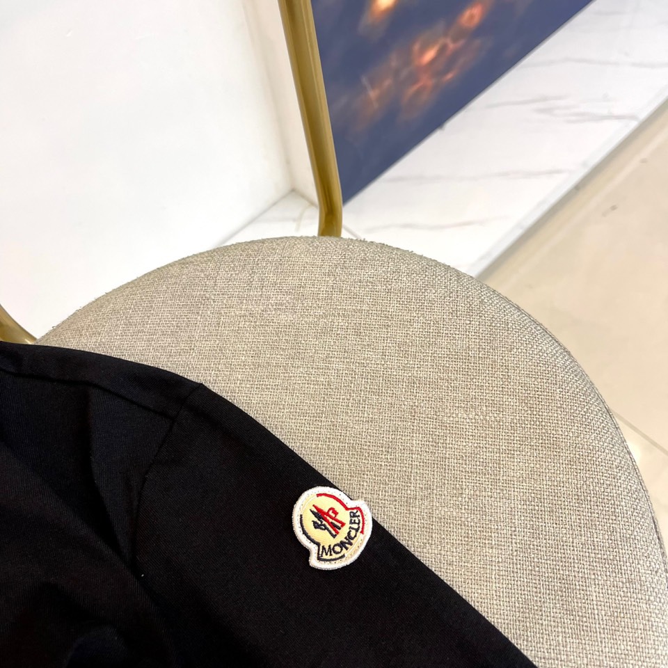 Mon蒙口、2025秋冬系列 | 纯粹极简。质感升级，2025秋冬新款白色长袖T恤，采用高支棉打造挺括质