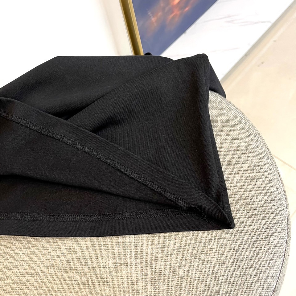 Mon蒙口、2025秋冬系列 | 纯粹极简。质感升级，2025秋冬新款白色长袖T恤，采用高支棉打造挺括质