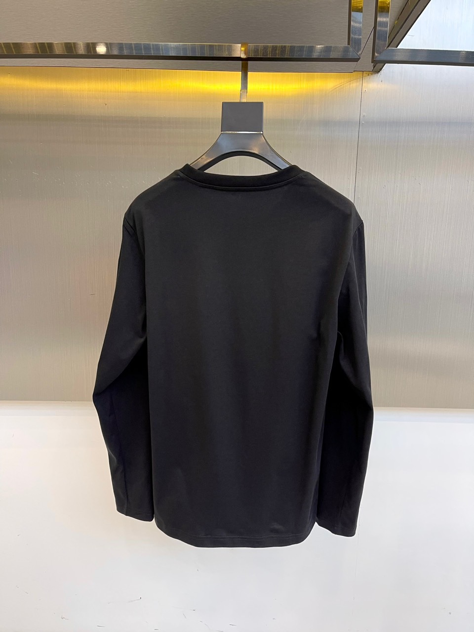 Mon蒙口、2025秋冬系列 | 纯粹极简。质感升级，2025秋冬新款白色长袖T恤，采用高支棉打造挺括质