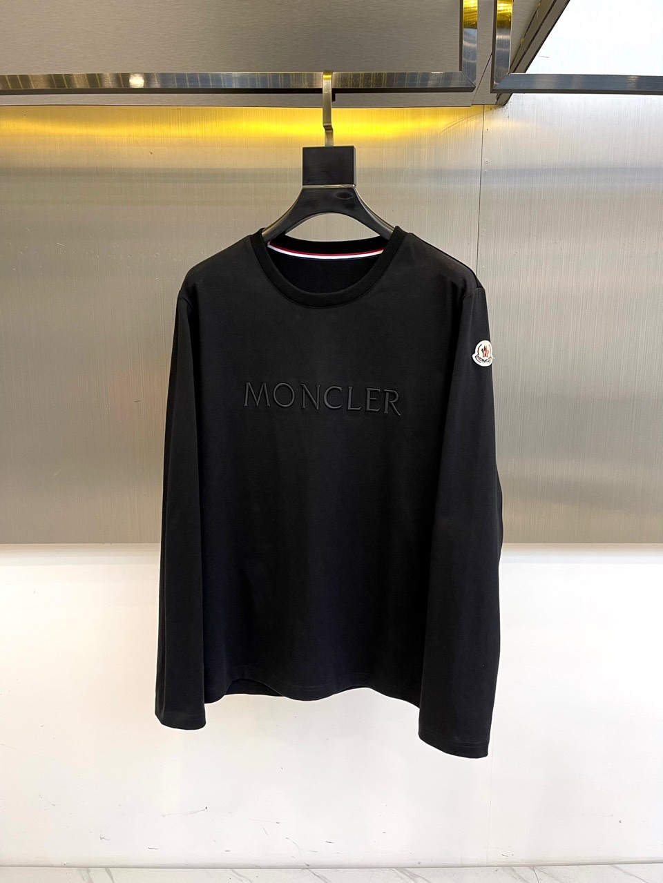 Mon蒙口、2025秋冬系列 | 纯粹极简。质感升级，2025秋冬新款白色长袖T恤，采用高支棉打造挺括质