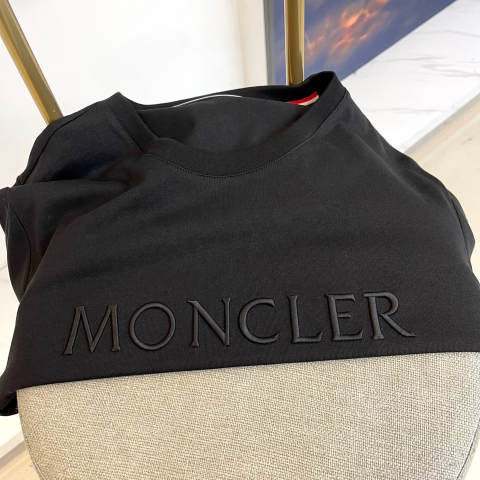 Mon蒙口、2025秋冬系列 | 纯粹极简。质感升级，2025秋冬新款白色长袖T恤，采用高支棉打造挺括质