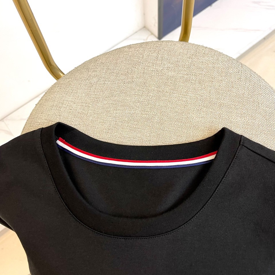 Mon蒙口、2025秋冬系列 | 纯粹极简。质感升级，2025秋冬新款白色长袖T恤，采用高支棉打造挺括质