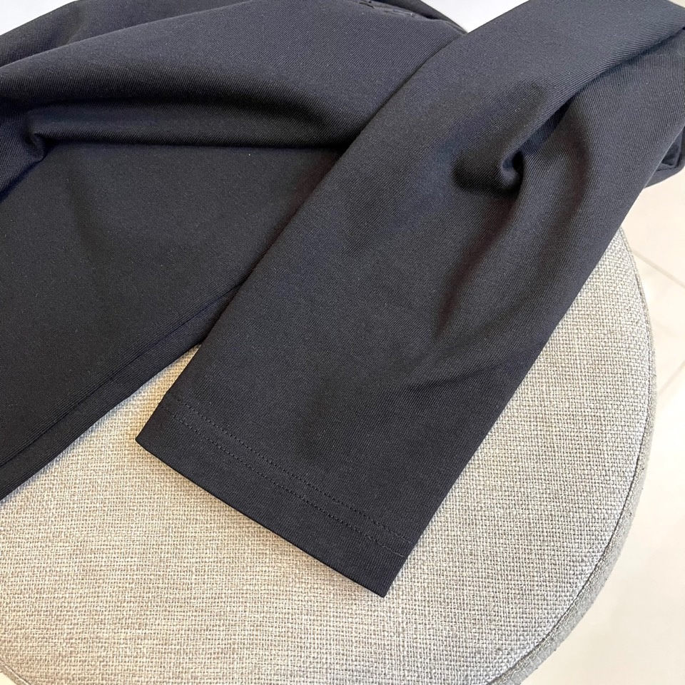 Mon蒙口、2025秋冬系列 | 纯粹极简。质感升级，2025秋冬新款白色长袖T恤，采用高支棉打造挺括质