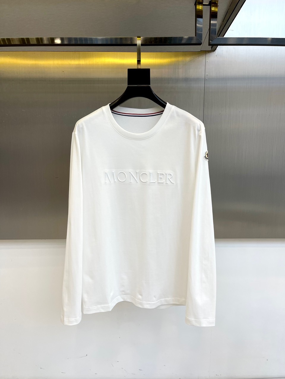 Mon蒙口、2025秋冬系列 | 纯粹极简。质感升级，2025秋冬新款白色长袖T恤，采用高支棉打造挺括质