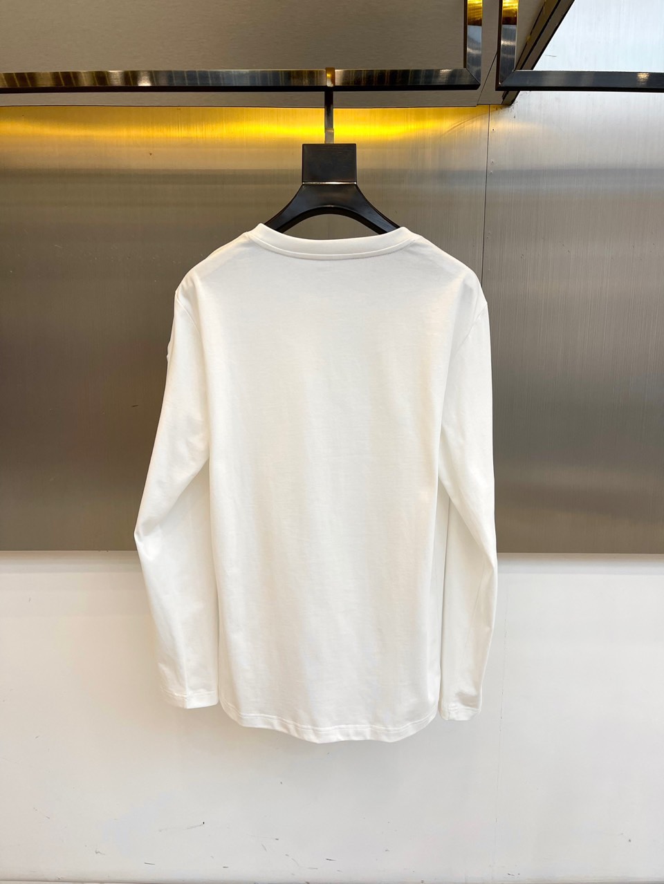 Mon蒙口、2025秋冬系列 | 纯粹极简。质感升级，2025秋冬新款白色长袖T恤，采用高支棉打造挺括质