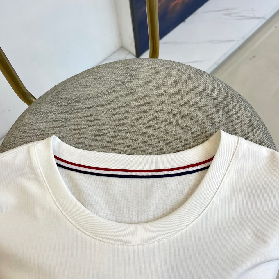 Mon蒙口、2025秋冬系列 | 纯粹极简。质感升级，2025秋冬新款白色长袖T恤，采用高支棉打造挺括质